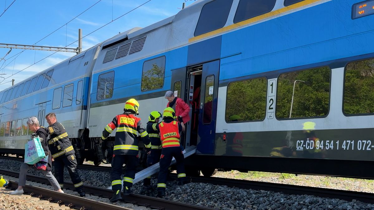 Vlak v Praze srazil a usmrtil člověka. Trať na Beroun stála